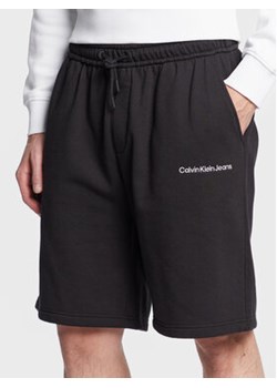 Calvin Klein Jeans Szorty sportowe J30J322916 Czarny Relaxed Fit ze sklepu MODIVO w kategorii Spodenki męskie - zdjęcie 168594495