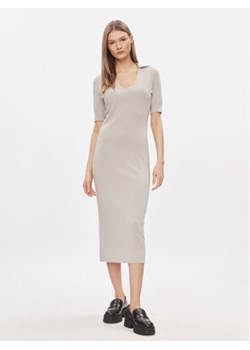 Calvin Klein Sukienka dzianinowa K20K206519 Beżowy Regular Fit ze sklepu MODIVO w kategorii Sukienki - zdjęcie 168596428