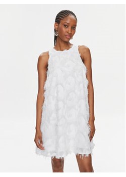 YAS Sukienka koktajlowa Dio 26033735 Biały Loose Fit ze sklepu MODIVO w kategorii Sukienki - zdjęcie 168597486