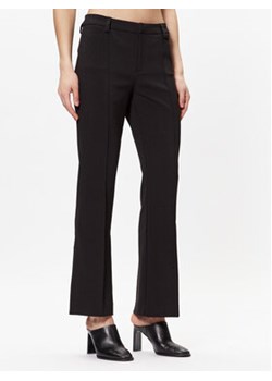 Gina Tricot Spodnie materiałowe Rosie 19197 Czarny Regular Fit ze sklepu MODIVO w kategorii Spodnie damskie - zdjęcie 168597607