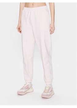 New Balance Spodnie dresowe Athletics Nature WP23553 Różowy Relaxed Fit ze sklepu MODIVO w kategorii Spodnie damskie - zdjęcie 168598706