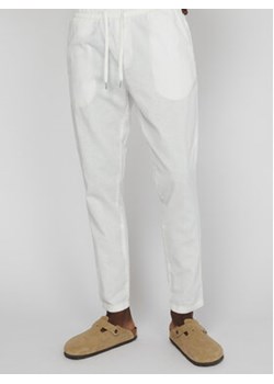 Matinique Spodnie materiałowe Barton 30206031 Biały Regular Fit ze sklepu MODIVO w kategorii Spodnie męskie - zdjęcie 168599746