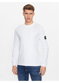Calvin Klein Jeans Bluza J30J323485 Biały Regular Fit ze sklepu MODIVO w kategorii Bluzy męskie - zdjęcie 168601008