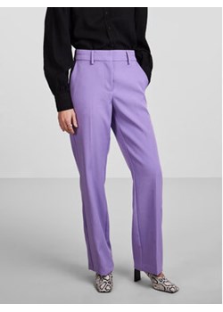 YAS Spodnie materiałowe 26028860 Fioletowy Regular Fit ze sklepu MODIVO w kategorii Spodnie damskie - zdjęcie 168602636