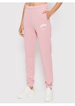 Guess Spodnie dresowe V2YB05 FL04D Różowy Regular Fit ze sklepu MODIVO w kategorii Spodnie damskie - zdjęcie 168602889