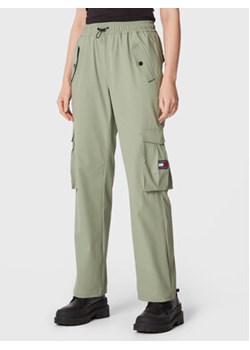 Tommy Jeans Spodnie materiałowe Betsy DW0DW14623 Zielony Relaxed Fit ze sklepu MODIVO w kategorii Spodnie damskie - zdjęcie 168603618