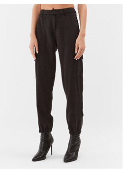 Guess Spodnie materiałowe W2GA20 WDX71 Czarny Relaxed Fit ze sklepu MODIVO w kategorii Spodnie damskie - zdjęcie 168606218
