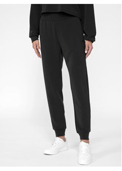 4F Spodnie dresowe 4FWAW23TTROF611 Szary Regular Fit ze sklepu MODIVO w kategorii Spodnie damskie - zdjęcie 168606246