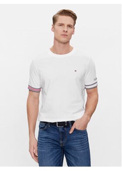 Tommy Hilfiger T-Shirt Flag Cuff Tee MW0MW34430 Biały Regular Fit ze sklepu MODIVO w kategorii T-shirty męskie - zdjęcie 168606699