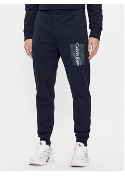 Calvin Klein Spodnie dresowe Wave Lines Hero K10K112775 Granatowy Regular Fit ze sklepu MODIVO w kategorii Spodnie męskie - zdjęcie 168606945