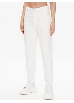 Calvin Klein Jeans Jeansy J20J220603 Biały Regular Fit ze sklepu MODIVO w kategorii Jeansy damskie - zdjęcie 168607719