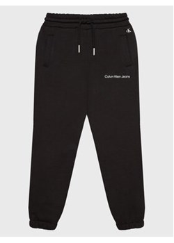 Calvin Klein Jeans Spodnie dresowe Logo IG0IG01509 Czarny Relaxed Fit ze sklepu MODIVO w kategorii Spodnie chłopięce - zdjęcie 168608047