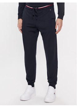 Tommy Hilfiger Spodnie dresowe UM0UM03003 Granatowy Regular Fit ze sklepu MODIVO w kategorii Spodnie męskie - zdjęcie 168609277