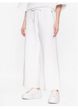 Polo Ralph Lauren Spodnie dresowe 211892616002 Biały Regular Fit ze sklepu MODIVO w kategorii Spodnie damskie - zdjęcie 168611009