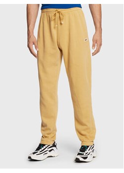 Reebok Spodnie dresowe Classics Natural Dye HK7088 Żółty Relaxed Fit ze sklepu MODIVO w kategorii Spodnie męskie - zdjęcie 168611249