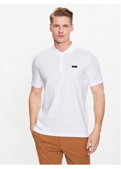 Calvin Klein Polo K10K111196 Biały Regular Fit ze sklepu MODIVO w kategorii T-shirty męskie - zdjęcie 168611278