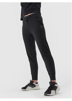 4F Spodnie dresowe 4FAW23TTROF474 Czarny Regular Fit ze sklepu MODIVO w kategorii Spodnie damskie - zdjęcie 168611328