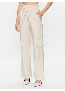 Guess Spodnie materiałowe W3YB16 WFJ92 Beżowy Loose Fit ze sklepu MODIVO w kategorii Spodnie damskie - zdjęcie 168613289