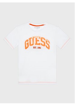 Guess T-Shirt N3RI07 K8HM3 Biały Regular Fit ze sklepu MODIVO w kategorii T-shirty chłopięce - zdjęcie 168613348