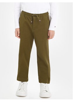 Tommy Hilfiger Spodnie materiałowe KB0KB08469 Zielony Regular Fit ze sklepu MODIVO w kategorii Spodnie chłopięce - zdjęcie 168613925