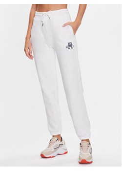 Tommy Hilfiger Spodnie dresowe WW0WW40083 Biały Tapered Fit ze sklepu MODIVO w kategorii Spodnie damskie - zdjęcie 168614276