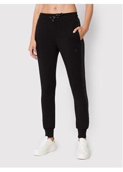 Guess Spodnie dresowe V2YB18 K7UW2 Czarny Regular Fit ze sklepu MODIVO w kategorii Spodnie damskie - zdjęcie 168614969