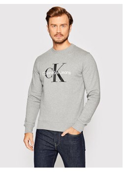 Calvin Klein Jeans Bluza J30J320933 Szary Regular Fit ze sklepu MODIVO w kategorii Bluzy męskie - zdjęcie 168615085