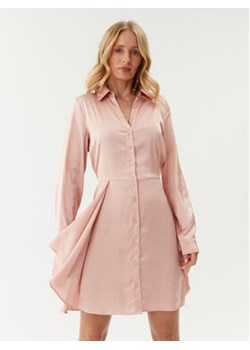 Guess Sukienka koszulowa Alya W2BK83 WF1T2 Różowy Regular Fit ze sklepu MODIVO w kategorii Sukienki - zdjęcie 168615755