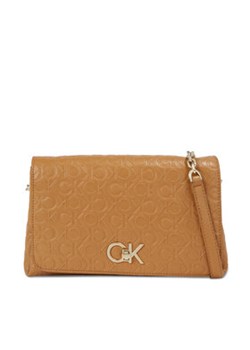 Calvin Klein Torebka Re-Lock Shoulder Bag Md - Emb K60K611061 Brązowy ze sklepu MODIVO w kategorii Kopertówki - zdjęcie 168616599