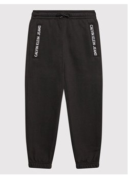 Calvin Klein Jeans Spodnie dresowe Intarisia Logo Jogger IU0IU00235 Czarny Regular Fit ze sklepu MODIVO w kategorii Spodnie chłopięce - zdjęcie 168617588