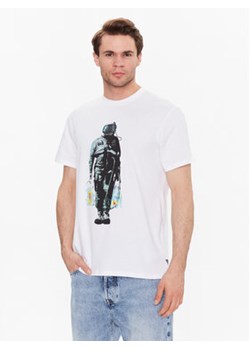 Guess T-Shirt Saceman M3GI79 K9RM3 Biały Regular Fit ze sklepu MODIVO w kategorii T-shirty męskie - zdjęcie 168618859