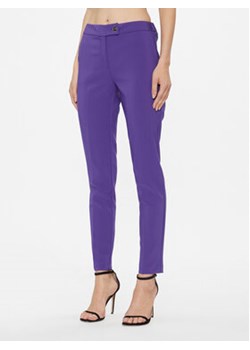 Rinascimento Spodnie materiałowe CFC0116181003 Fioletowy Regular Fit ze sklepu MODIVO w kategorii Spodnie damskie - zdjęcie 168620897