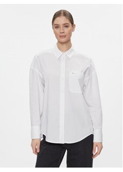 Tommy Jeans Koszula Tjw Ovs Cotton Shirt Ext DW0DW17356 Biały Regular Fit ze sklepu MODIVO w kategorii Koszule damskie - zdjęcie 168620987