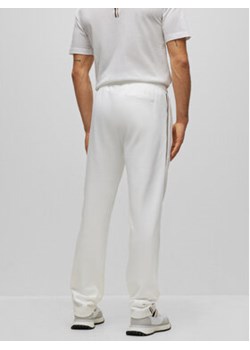 Boss Spodnie dresowe 50488826 Biały Relaxed Fit ze sklepu MODIVO w kategorii Spodnie męskie - zdjęcie 168621087