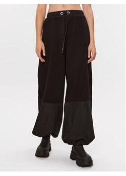 MMC Studio Spodnie dresowe 6 Czarny Relaxed Fit ze sklepu MODIVO w kategorii Spodnie damskie - zdjęcie 168622889