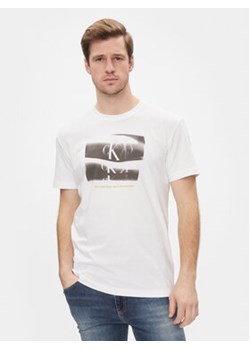 Calvin Klein Jeans T-Shirt Slogan Tee J30J324645 Biały Regular Fit ze sklepu MODIVO w kategorii T-shirty męskie - zdjęcie 168623669