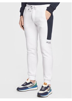 Jack&Jones Spodnie dresowe Will 12219927 Biały Regular Fit ze sklepu MODIVO w kategorii Spodnie męskie - zdjęcie 168624697