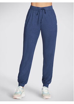 Skechers Spodnie dresowe Godri Swift Jogger WPT254 Niebieski Regular Fit ze sklepu MODIVO w kategorii Spodnie damskie - zdjęcie 168624927