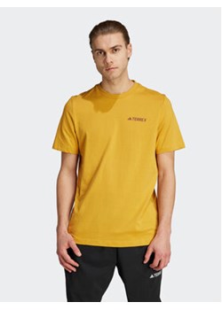 adidas T-Shirt IL5066 Żółty Regular Fit ze sklepu MODIVO w kategorii T-shirty męskie - zdjęcie 168625365