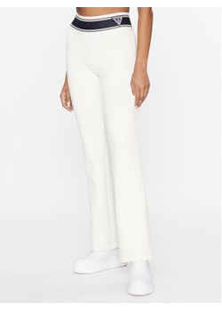 Guess Spodnie dresowe V3BB09 KBCK2 Biały Regular Fit ze sklepu MODIVO w kategorii Spodnie damskie - zdjęcie 168626196