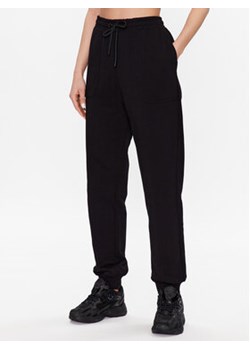 Trussardi Spodnie dresowe 56P00407 Czarny Regular Fit ze sklepu MODIVO w kategorii Spodnie damskie - zdjęcie 168626498