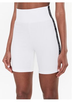 Calvin Klein Jeans Szorty sportowe J20J220683 Biały Slim Fit ze sklepu MODIVO w kategorii Szorty - zdjęcie 168627095