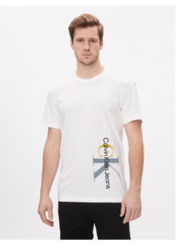 Calvin Klein Jeans T-Shirt Two Tone Monologo J30J324783 Biały Regular Fit ze sklepu MODIVO w kategorii T-shirty męskie - zdjęcie 168630949