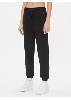 Gant Spodnie dresowe Rel Shield 4204921 Czarny Relaxed Fit ze sklepu MODIVO w kategorii Spodnie damskie - zdjęcie 168631016