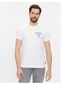 Tommy Hilfiger T-Shirt Arch Varsity MW0MW33689 Biały Regular Fit ze sklepu MODIVO w kategorii T-shirty męskie - zdjęcie 168632708