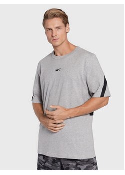 Reebok T-Shirt Brand Proud HS6845 Szary Loose Fit ze sklepu MODIVO w kategorii T-shirty męskie - zdjęcie 168632776