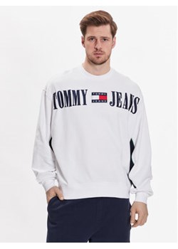 Tommy Jeans Bluza Archive DM0DM16378 Biały Boxy Fit ze sklepu MODIVO w kategorii Bluzy męskie - zdjęcie 168633006