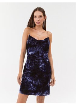 Guess Sukienka koktajlowa Aklina W3BK86 WFR80 Fioletowy Slim Fit ze sklepu MODIVO w kategorii Sukienki - zdjęcie 168633365