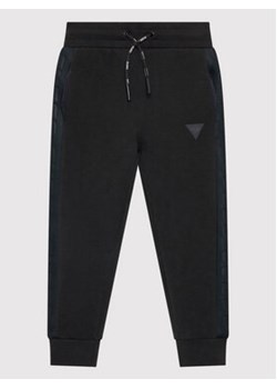Guess Spodnie dresowe J2YQ24 FL03S Czarny Regular Fit ze sklepu MODIVO w kategorii Spodnie chłopięce - zdjęcie 168633839