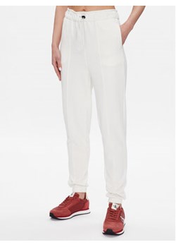 Calvin Klein Performance Spodnie dresowe 00GWS3P605 Biały Regular Fit ze sklepu MODIVO w kategorii Spodnie damskie - zdjęcie 168634658